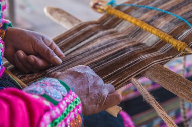 El yapımı kadın dokumacı, Arequipa, Peru.