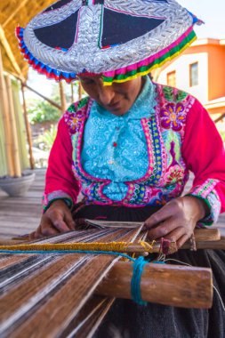 El yapımı kadın dokumacı, Arequipa, Peru.