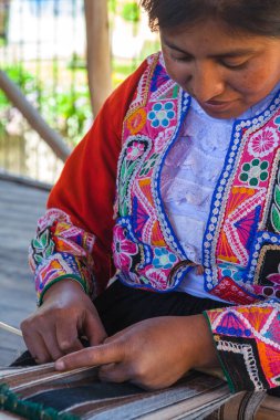 El yapımı kadın dokumacı, Arequipa, Peru.