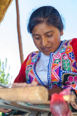 El yapımı kadın dokumacı, Arequipa, Peru.
