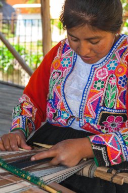 El yapımı kadın dokumacı, Arequipa, Peru.