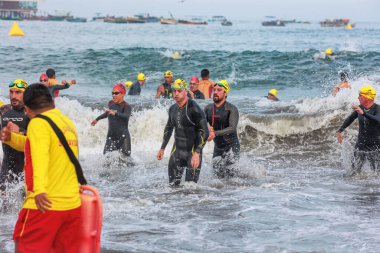 IRONMAN 70.3 PERU. 21 Nisan 2024. İRONMAN 'da yarışan sporcular 70.3 Triatlon, Lima Peru.