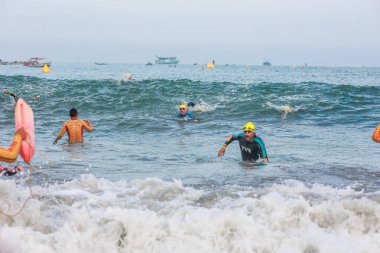 IRONMAN 70.3 PERU. 21 Nisan 2024. İRONMAN 'da yarışan sporcular 70.3 Triatlon, Lima Peru.