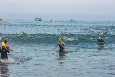IRONMAN 70.3 PERU. 21 Nisan 2024. İRONMAN 'da yarışan sporcular 70.3 Triatlon, Lima Peru.