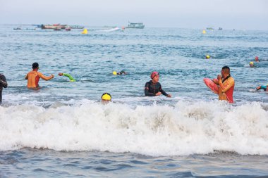IRONMAN 70.3 PERU. 21 Nisan 2024. İRONMAN 'da yarışan sporcular 70.3 Triatlon, Lima Peru.