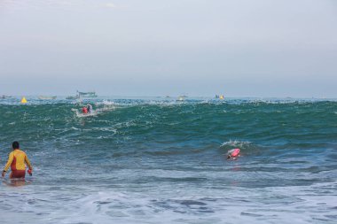 IRONMAN 70.3 PERU. 21 Nisan 2024. İRONMAN 'da yarışan sporcular 70.3 Triatlon, Lima Peru.