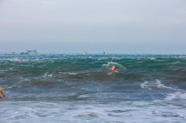 IRONMAN 70.3 PERU. 21 Nisan 2024. İRONMAN 'da yarışan sporcular 70.3 Triatlon, Lima Peru.