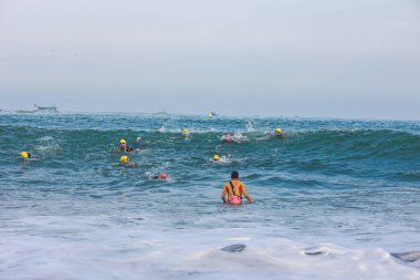 IRONMAN 70.3 PERU. 21 Nisan 2024. İRONMAN 'da yarışan sporcular 70.3 Triatlon, Lima Peru.