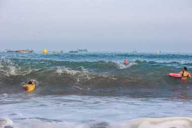 IRONMAN 70.3 PERU. 21 Nisan 2024. İRONMAN 'da yarışan sporcular 70.3 Triatlon, Lima Peru.