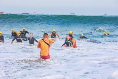IRONMAN 70.3 PERU. 21 Nisan 2024. İRONMAN 'da yarışan sporcular 70.3 Triatlon, Lima Peru.