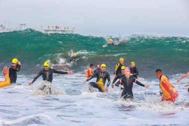 IRONMAN 70.3 PERU. 21 Nisan 2024. İRONMAN 'da yarışan sporcular 70.3 Triatlon, Lima Peru.