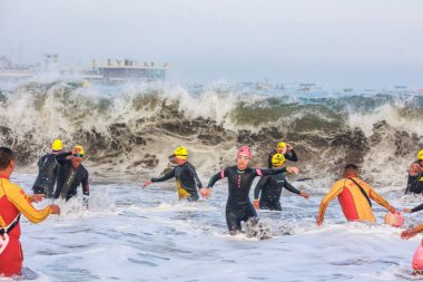 IRONMAN 70.3 PERU. 21 Nisan 2024. İRONMAN 'da yarışan sporcular 70.3 Triatlon, Lima Peru.