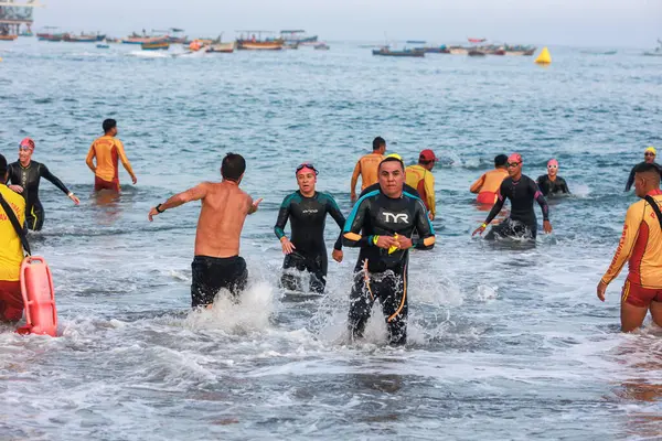 IRONMAN 70.3 PERU. 21 Nisan 2024. İRONMAN 'da yarışan sporcular 70.3 Triatlon, Lima Peru.