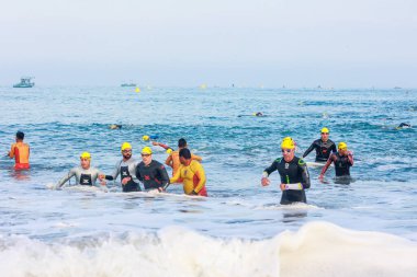 IRONMAN 70.3 PERU. 21 Nisan 2024. İRONMAN 'da yarışan sporcular 70.3 Triatlon, Lima Peru.