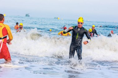 IRONMAN 70.3 PERU. 21 Nisan 2024. İRONMAN 'da yarışan sporcular 70.3 Triatlon, Lima Peru.