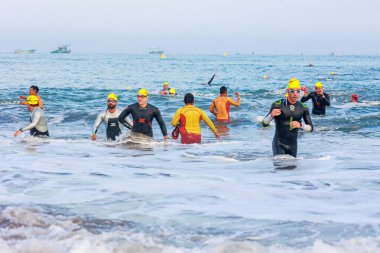 IRONMAN 70.3 PERU. 21 Nisan 2024. İRONMAN 'da yarışan sporcular 70.3 Triatlon, Lima Peru.