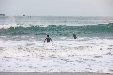 IRONMAN 70.3 PERU. 21 Nisan 2024. İRONMAN 'da yarışan sporcular 70.3 Triatlon, Lima Peru.