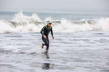 IRONMAN 70.3 PERU. 21 Nisan 2024. İRONMAN 'da yarışan sporcular 70.3 Triatlon, Lima Peru.