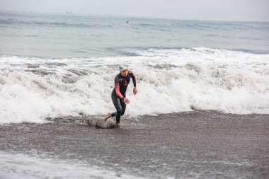 IRONMAN 70.3 PERU. 21 Nisan 2024. İRONMAN 'da yarışan sporcular 70.3 Triatlon, Lima Peru.