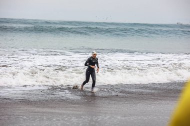 IRONMAN 70.3 PERU. 21 Nisan 2024. İRONMAN 'da yarışan sporcular 70.3 Triatlon, Lima Peru.