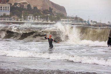 IRONMAN 70.3 PERU. 21 Nisan 2024. İRONMAN 'da yarışan sporcular 70.3 Triatlon, Lima Peru.