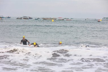 IRONMAN 70.3 PERU. 21 Nisan 2024. İRONMAN 'da yarışan sporcular 70.3 Triatlon, Lima Peru.