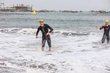 IRONMAN 70.3 PERU. 21 Nisan 2024. İRONMAN 'da yarışan sporcular 70.3 Triatlon, Lima Peru.