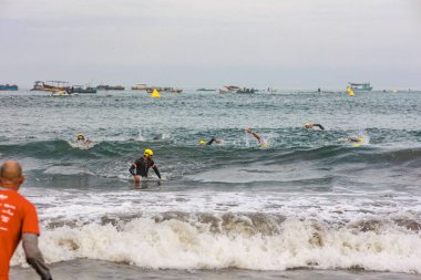 IRONMAN 70.3 PERU. 21 Nisan 2024. İRONMAN 'da yarışan sporcular 70.3 Triatlon, Lima Peru.