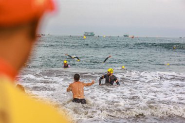 IRONMAN 70.3 PERU. 21 Nisan 2024. İRONMAN 'da yarışan sporcular 70.3 Triatlon, Lima Peru.