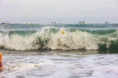 IRONMAN 70.3 PERU. 21 Nisan 2024. İRONMAN 'da yarışan sporcular 70.3 Triatlon, Lima Peru.