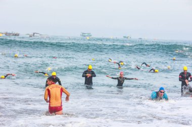 IRONMAN 70.3 PERU. 21 Nisan 2024. İRONMAN 'da yarışan sporcular 70.3 Triatlon, Lima Peru.