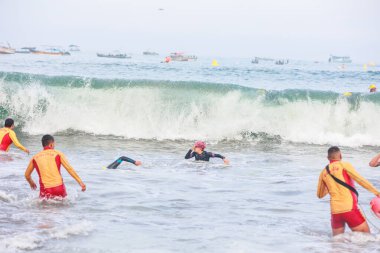 IRONMAN 70.3 PERU. 21 Nisan 2024. İRONMAN 'da yarışan sporcular 70.3 Triatlon, Lima Peru.