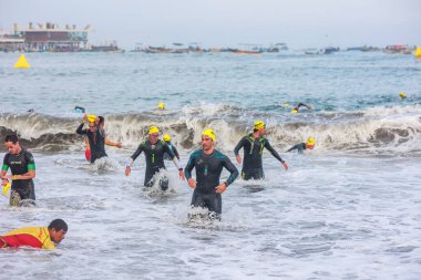 IRONMAN 70.3 PERU. 21 Nisan 2024. İRONMAN 'da yarışan sporcular 70.3 Triatlon, Lima Peru.