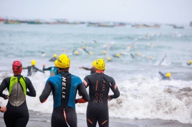 IRONMAN 70.3 PERU. 21 Nisan 2024. İRONMAN 'da yarışan sporcular 70.3 Triatlon, Lima Peru.