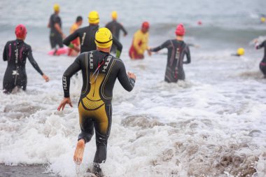 IRONMAN 70.3 PERU. 21 Nisan 2024. İRONMAN 'da yarışan sporcular 70.3 Triatlon, Lima Peru.