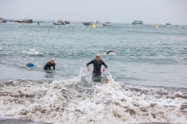 IRONMAN 70.3 PERU. 21 Nisan 2024. İRONMAN 'da yarışan sporcular 70.3 Triatlon, Lima Peru.