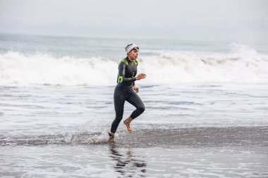 IRONMAN 70.3 PERU. 21 Nisan 2024. İRONMAN 'da yarışan sporcular 70.3 Triatlon, Lima Peru.