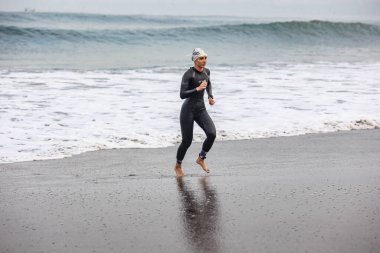 IRONMAN 70.3 PERU. 21 Nisan 2024. İRONMAN 'da yarışan sporcular 70.3 Triatlon, Lima Peru.