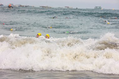 IRONMAN 70.3 PERU. 21 Nisan 2024. İRONMAN 'da yarışan sporcular 70.3 Triatlon, Lima Peru.
