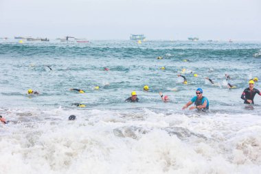 IRONMAN 70.3 PERU. 21 Nisan 2024. İRONMAN 'da yarışan sporcular 70.3 Triatlon, Lima Peru.