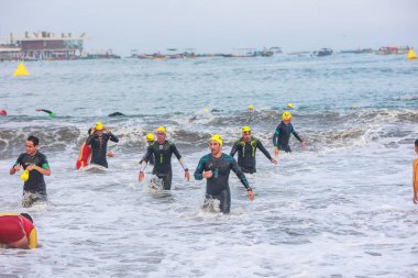 IRONMAN 70.3 PERU. 21 Nisan 2024. İRONMAN 'da yarışan sporcular 70.3 Triatlon, Lima Peru.