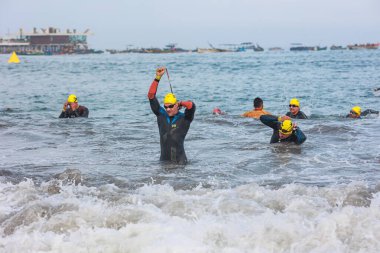 IRONMAN 70.3 PERU. 21 Nisan 2024. İRONMAN 'da yarışan sporcular 70.3 Triatlon, Lima Peru.