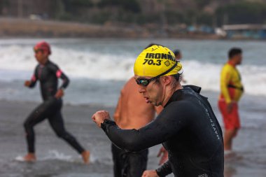 IRONMAN 70.3 PERU. 21 Nisan 2024. İRONMAN 'da yarışan sporcular 70.3 Triatlon, Lima Peru.