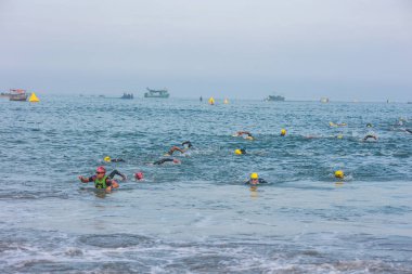 IRONMAN 70.3 PERU. 21 Nisan 2024. İRONMAN 'da yarışan sporcular 70.3 Triatlon, Lima Peru.