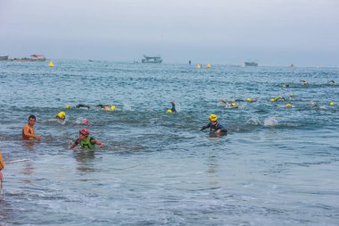 IRONMAN 70.3 PERU. 21 Nisan 2024. İRONMAN 'da yarışan sporcular 70.3 Triatlon, Lima Peru.