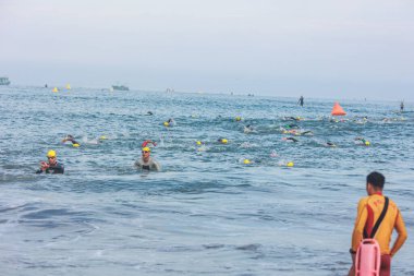 IRONMAN 70.3 PERU. 21 Nisan 2024. İRONMAN 'da yarışan sporcular 70.3 Triatlon, Lima Peru.