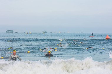 IRONMAN 70.3 PERU. 21 Nisan 2024. İRONMAN 'da yarışan sporcular 70.3 Triatlon, Lima Peru.