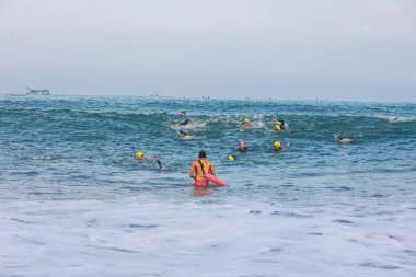 IRONMAN 70.3 PERU. 21 Nisan 2024. İRONMAN 'da yarışan sporcular 70.3 Triatlon, Lima Peru.