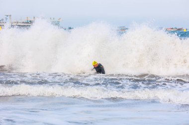 IRONMAN 70.3 PERU. 21 Nisan 2024. İRONMAN 'da yarışan sporcular 70.3 Triatlon, Lima Peru.