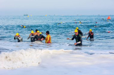 IRONMAN 70.3 PERU. 21 Nisan 2024. İRONMAN 'da yarışan sporcular 70.3 Triatlon, Lima Peru.